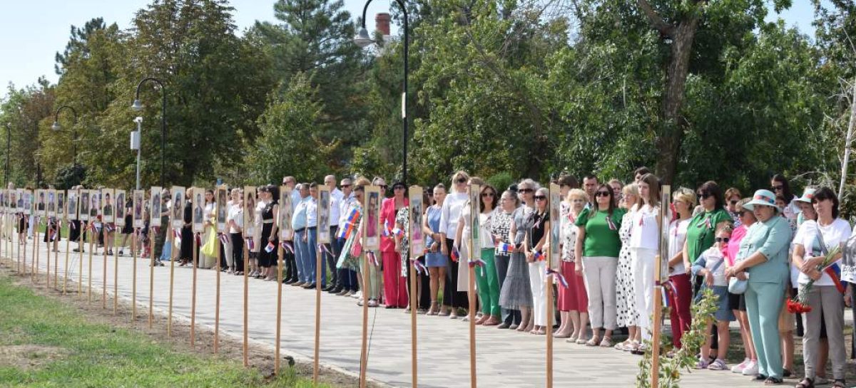 Герои не умирают: в парке культуры и отдыха Сальска открылась выставка в память о погибших участниках СВО