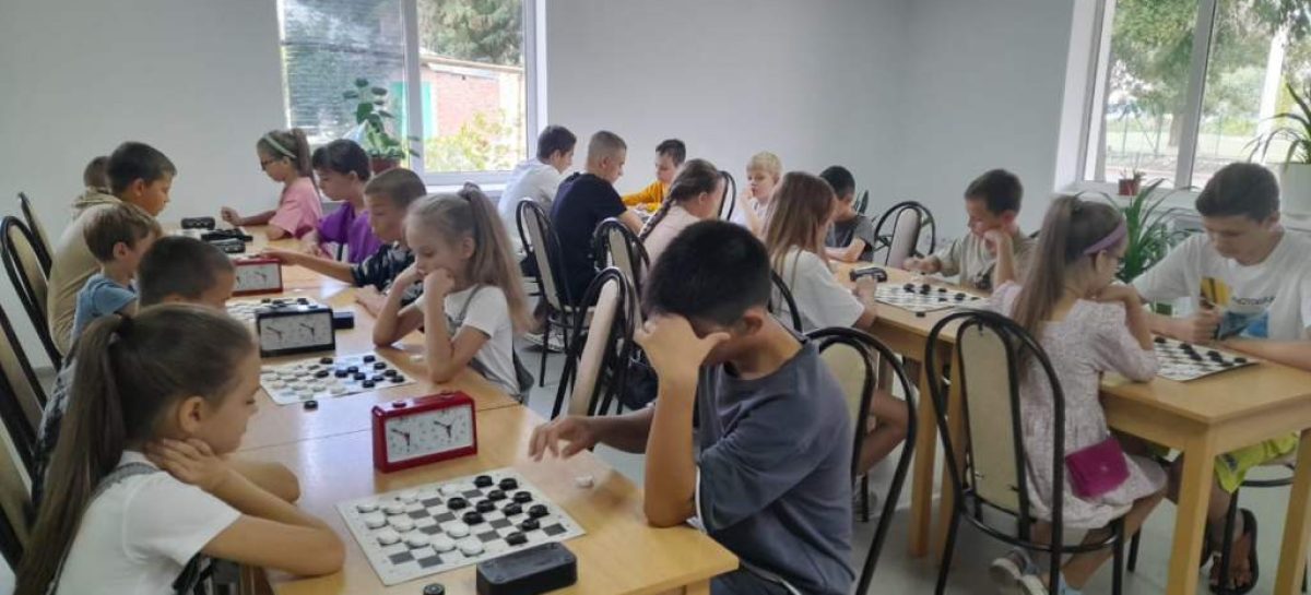 В клубе «Белая ладья» парка культуры и отдыха Сальска прошел детский турнир по шашкам