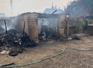 В Сальском районе в пожар охватил хозпостройки двух соседних дворов