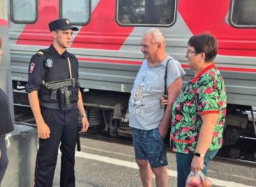 Сотрудники Сальского линейного отдела проводят патриотические беседы на перроне сальского вокзала