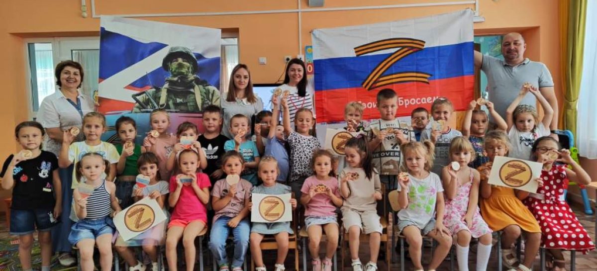 Воспитанники детского сада № 18 в Сальске встретились с волонтёрами БФ «Святогор» и передвижного центра патриотического воспитания «Навстречу победе!» РДК