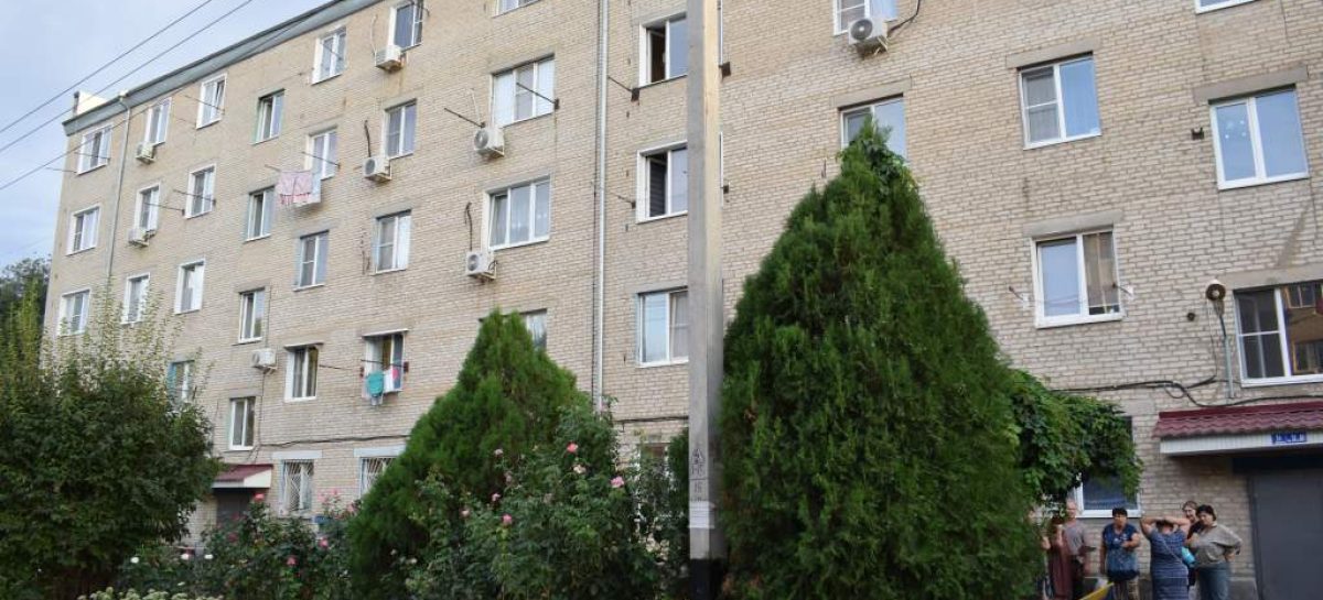Жильцы 90-квартирного пятиэтажного дома в Сальске категорически отказываются признавать жильцов пристройки к дому «своими»
