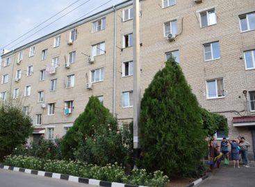 Жильцы 90-квартирного пятиэтажного дома в Сальске категорически отказываются признавать жильцов пристройки к дому «своими»