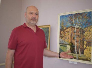 «Край родной — источник вдохновения»: в художественном музее им. Нечитайло открылась выставка о любви сальских художников к своему городу