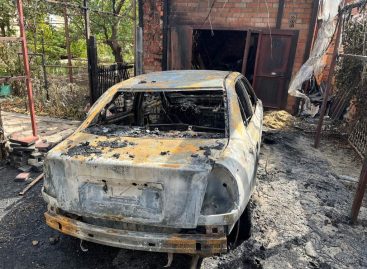 В Сальске сгорели иномарка и гараж, а в Сандате от огня пострадала летняя кухня