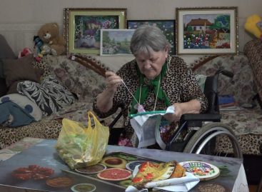 Дочь фронтовика, инвалид-колясочник Надежда Украинская помогает бойцам СВО