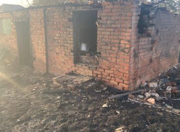 В Сальском районе огонь с сухой травы перекинулся на хозпостройки