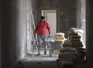 В седьмой школе — капитальный ремонт, большую часть крыши накрыли металлочерепицей