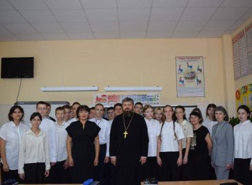 В рамках проекта «Разговоры о важном» учащиеся девятого класса школы № 7 пообщались с настоятелем храма Кирилла и Мефодия Алексием Каменцевым