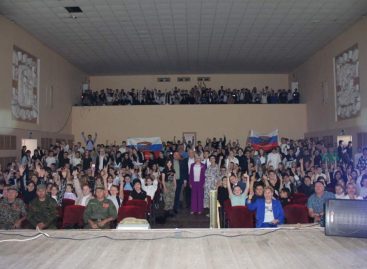 В Доме культуры поселка Гигант состоялось большое патриотическое мероприятие в поддержку воинов Российской армии