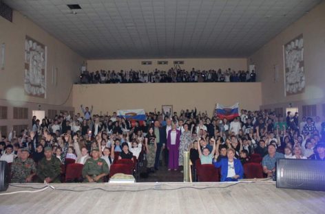 В Доме культуры поселка Гигант состоялось большое патриотическое мероприятие в поддержку воинов Российской армии