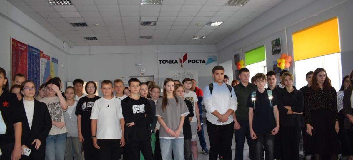 Школа № 7 организовала встречу с участником СВО с позывным Грим и руководителем сальского отделения гуманитарного батальона «Русский мир» Анной Уваровой
