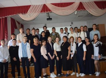 Школа № 7 города Сальска организовала встречу старшеклассников с участником СВО Виталием Топоровым