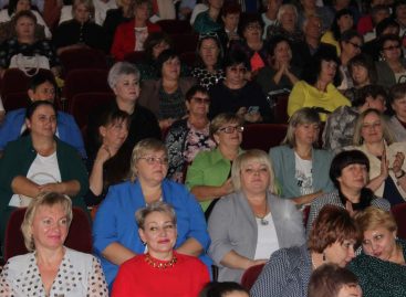 В канун Дня учителя в ДШИ им. В.Н. Еждика чествовали лучших педагогов города и района