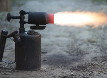 В Сальском районе из-за неосторожного обращения с огнём случился пожар