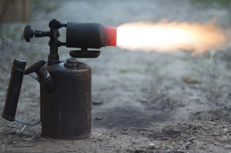 В Сальском районе из-за неосторожного обращения с огнём случился пожар