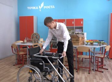 Кулибин из 21-й школы: Артем Репкин изобрел приспособление для прогулки инвалидов-колясочников с грудными детьми