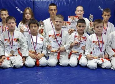 Сальские спортсмены-рукопашники привезли медали с открытого турнира в Волгодонске