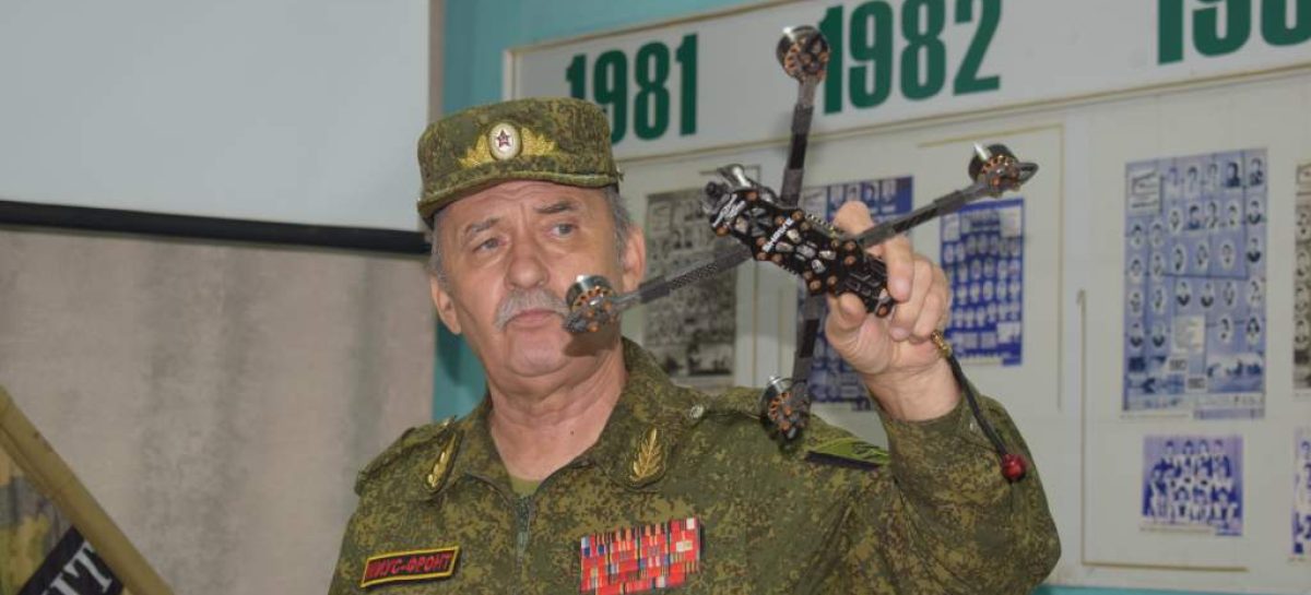 Поисковики Сальского филиала «Миус-фронта» показали выставку артефактов и современного оружия учащимся школы № 21 города Сальска