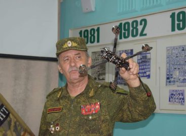 Поисковики Сальского филиала «Миус-фронта» показали выставку артефактов и современного оружия учащимся школы № 21 города Сальска