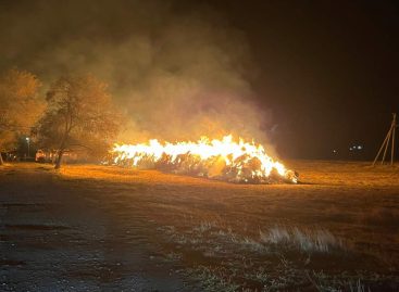 В Сальске сгорела скирда соломы, собранная из больших рулонов