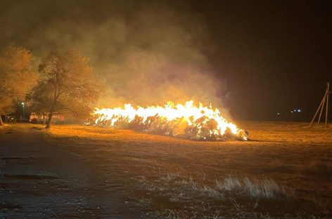 В Сальске сгорела скирда соломы, собранная из больших рулонов