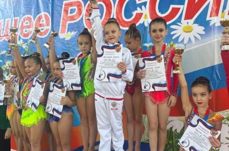 Сальские гимнастки побывали на «Осенней сказке»