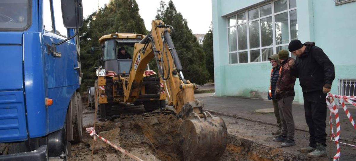 «Сальский Водоканал» перекладывает участок водовода в центре города