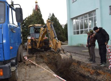 «Сальский Водоканал» перекладывает участок водовода в центре города