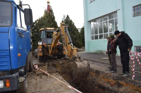 «Сальский Водоканал» перекладывает участок водовода в центре города