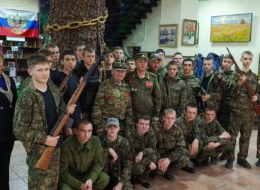 Поисковики и работники культуры проводят патриотические мероприятия для подростков