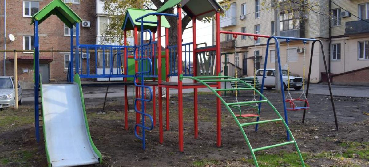 На нескольких детских площадках в Сальске появилось новое игровое и спортивное оборудование.