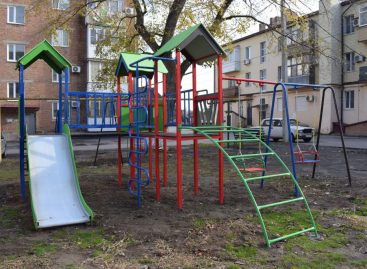 На нескольких детских площадках в Сальске появилось новое игровое и спортивное оборудование.