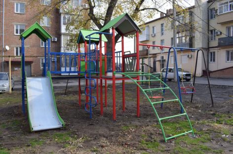 На нескольких детских площадках в Сальске появилось новое игровое и спортивное оборудование.