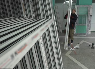 Ремонт учебному процессу не мешает: в сальской 21-й школе меняют окна