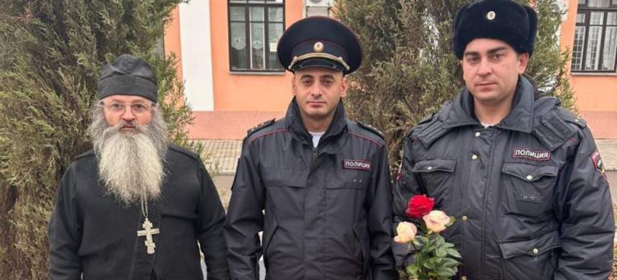 Сотрудники Сальского линейного отдела почтили память коллег