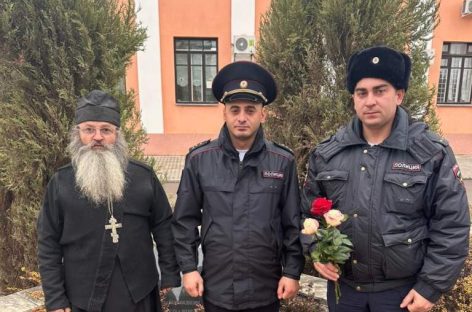 Сотрудники Сальского линейного отдела почтили память коллег