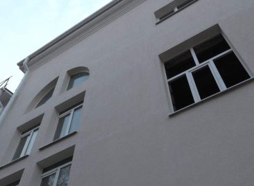 Стройка не останавливается: районный Дворец культуры сменил окраску, теперь он цвета слоновой кости