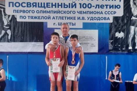 Сальские тяжелоатлеты показали высокий уровень подготовки