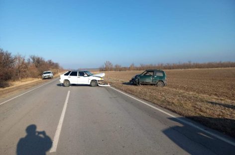 Сальчанка выехала на встречную полосу и столкнулась с «Окой»