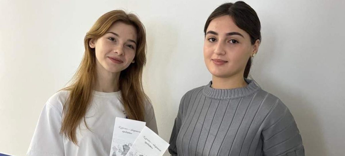 Сотрудники городского Дворца культуры Сальска и волонтёры организовали акцию  «Время развеять дым»