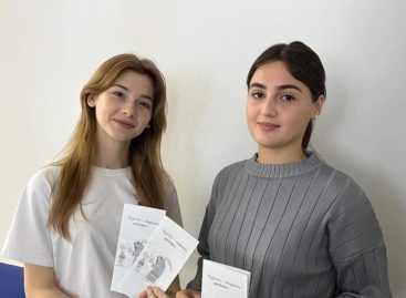 Сотрудники городского Дворца культуры Сальска и волонтёры организовали акцию  «Время развеять дым»