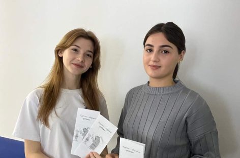 Сотрудники городского Дворца культуры Сальска и волонтёры организовали акцию  «Время развеять дым»