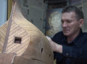 И портреты, и мебель, и корабль: сальский художник- прикладник Александр Новиков готовится к юбилею
