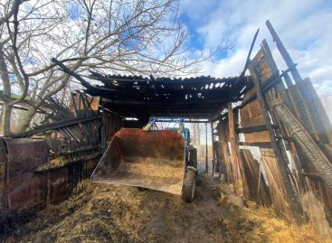 В Сальском районе от короткого замыкания снова сгорел сенник