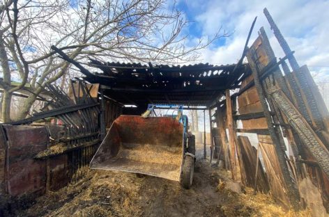 В Сальском районе от короткого замыкания снова сгорел сенник