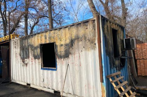 В Сальске сгорел бытовой вагончик