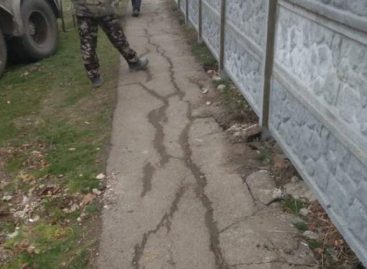 В Сальске городские власти и строители отреагировали на материал salsknews.ru о замене участка ограждения вокруг старого кладбища