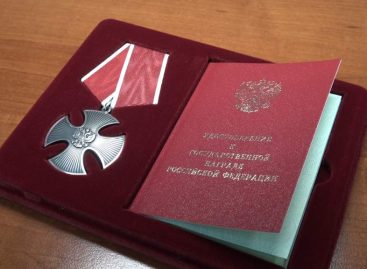 В память о героях Отечества: родственникам погибших в зоне СВО земляков вручили ордена Мужества
