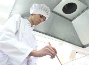 Бургеры, панкейки, испанские закуски: студент СИТ Максим Яхненко прошел первый отборочный тур Всероссийского чемпионата молодых профессионалов